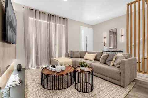 3 Bedrooms/ 3 Baths/ The Hub At Westside (3421TT)