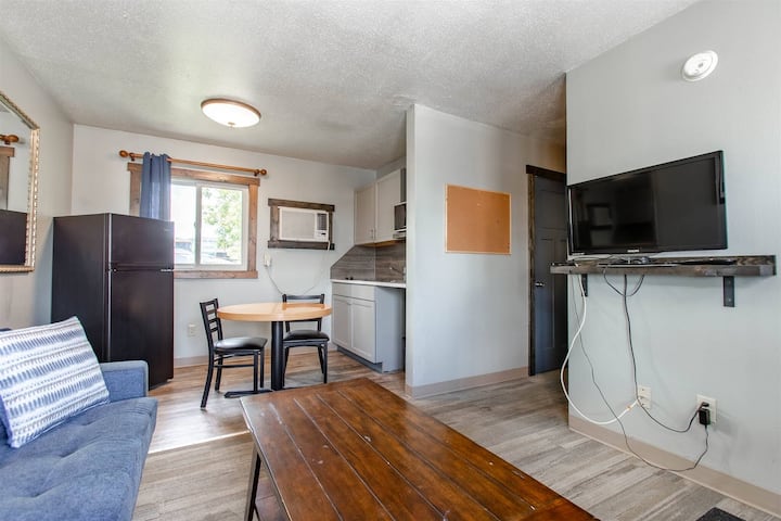 Suite 314 - 2nd Floor Dog Friendly Apartment - Rapid City, SD