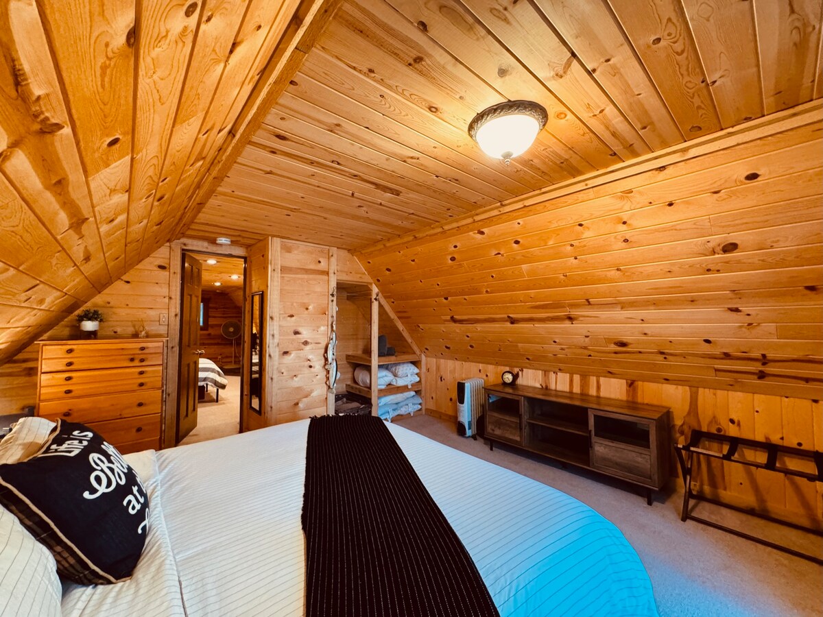 غرفة نوم في الطابق العلوي بسرير كينج