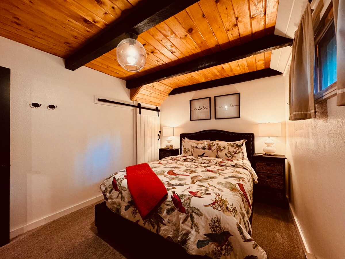 غرفة نوم في الطابق الرئيسي بسرير بحجم كبير