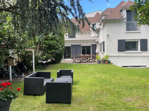 House with garden, 9 people, Asnières, 5 minutes from Paris