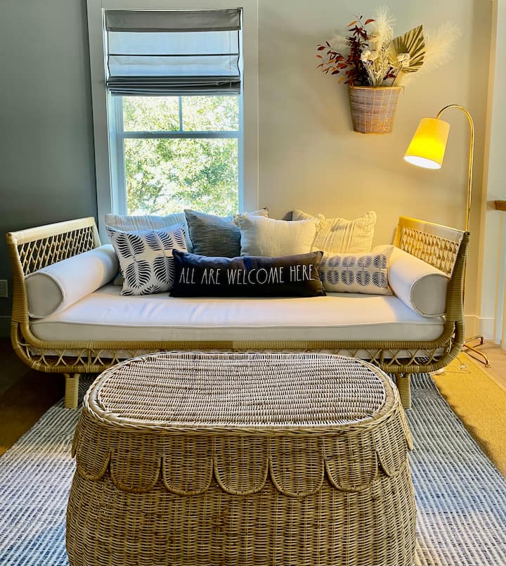 ชั้นบน/ห้องใต้หลังคาเปิดโล่งพร้อมเตียงนอนเล่น 