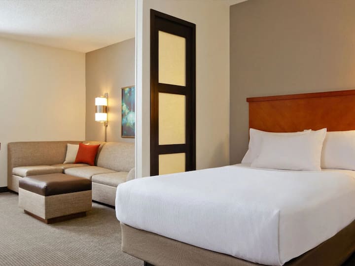 Three Relaxing Units, Free Parking, Outdoor Pool! - Austin