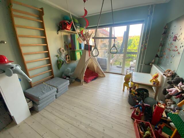 Big, cosy and family friendly w. 4 large balconies gallery image 3