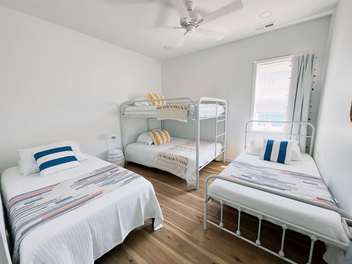 Dos camas individuales y una litera completa. 