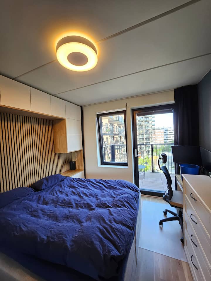 Ორადგილიანი საწოლი და ორმაგი ეკრანის სამუშაო სადგური