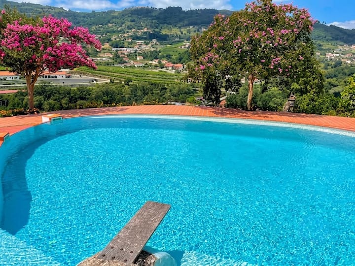 Piscina com vista panorâmica sobre as montanhas. Partilhada por todos os hóspedes.