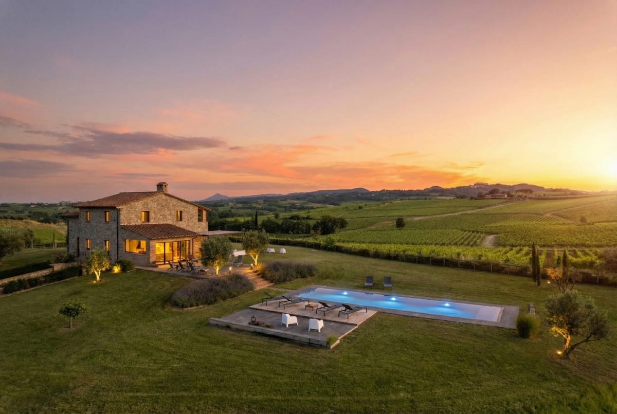Poggio alla Famina villa near Montepulciano — drone view