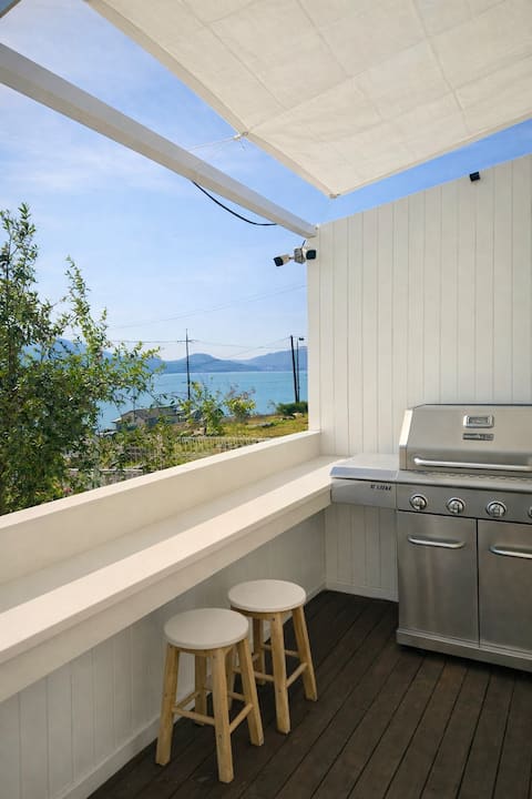 Beach House - Peaceful Place with Hot Tub and BBQ