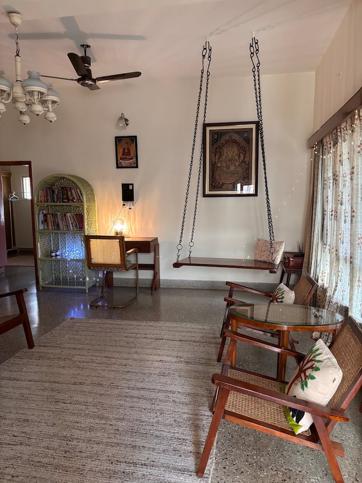 Roomy 1BHK in 80s bungalow (no added Airbnb fees!)