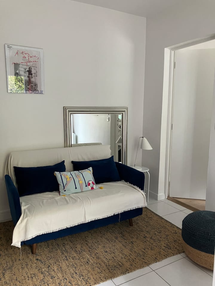 Zona de estar (sofá convertible en 1 cama supletoria)