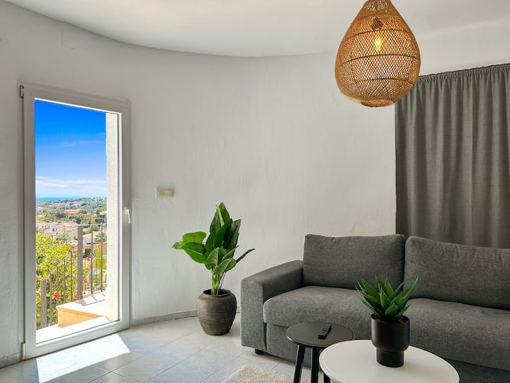 客房内设有舒适的拉伸床（带板条底座，140 x 200）。 该房间也可用作第二间客厅。 55英寸智能电视、空调、遮光和海景！