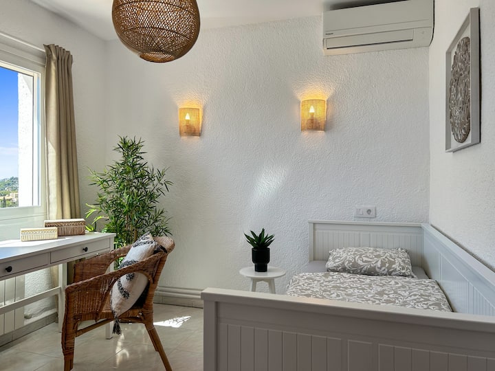 海景卧室。空调、遮光、衣柜。 床90x200。提供办公桌。