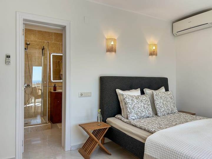 卧室配有套内卫生间、空调、百叶窗、衣柜、额外的遮光设备、160x200床