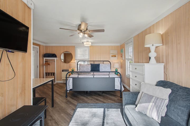 Watersview Inn Beach House (#16 Nook) King Bed - South Haven, MI