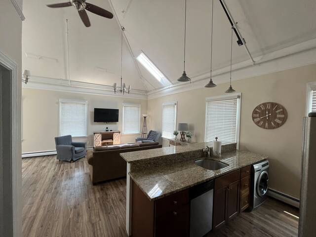 Downtown Newport/2 Bedroom w/ Parking/Newport Loft gallery image 2