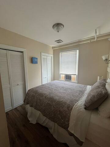 Downtown Newport/2 Bedroom w/ Parking/Newport Loft gallery image 4