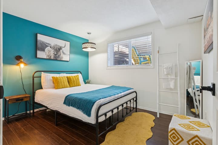 Dormitorio inferior con cama tamaño queen y armarios dobles