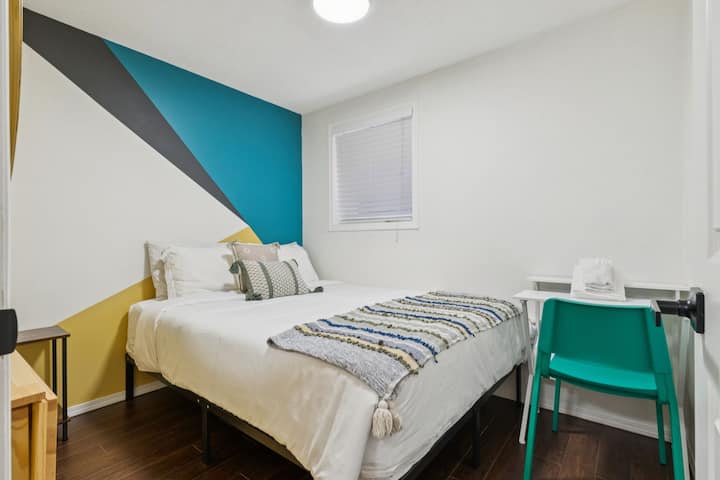 Tercer dormitorio más pequeño en la unidad inferior con escritorio y cama tamaño queen