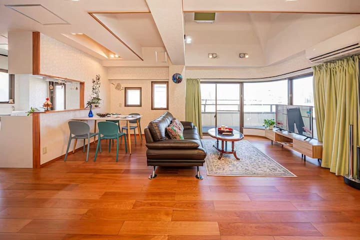 寝室4つと吹き抜け広々リビングのメゾネットタイプのお家です。