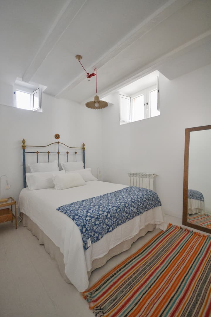 Dormitorio de matrimonio muy tranquilo con amplio armario. Dispone de ropa de cama extra en el canapé y una gran cuna de viaje.