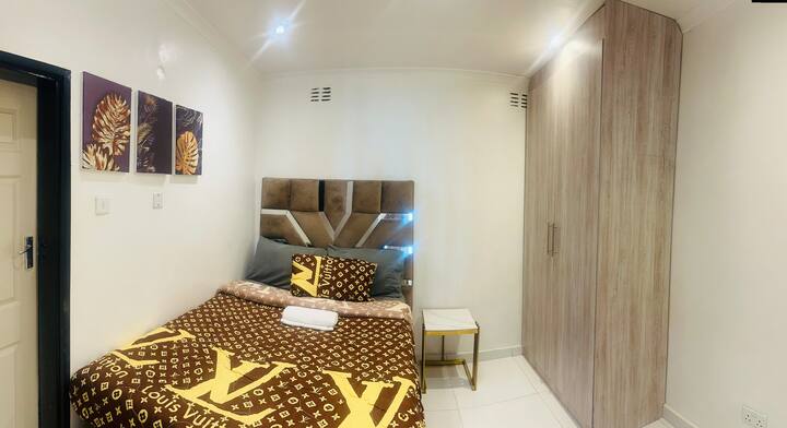 ห้องนอนในตัว ที่อาบน้ำแบบน้ำร้อน และตู้เสื้อผ้าแบบโมเดิร์นพร้อมกระจกเต็มตัว 