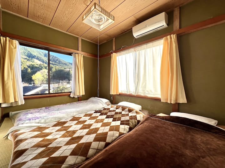 Room 202. Japanese-style room for up to 3 people.
There is a kitchen space and a table, so you can gather together.

It has air conditioning, a refrigerator, running water, and laundry equipment, making it suitable for families and long-term stays.