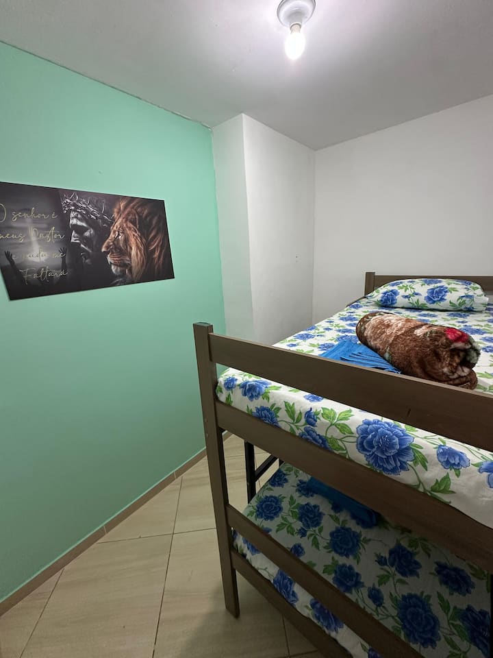 Habitación sencilla con ventilador y camas cómodas. 
