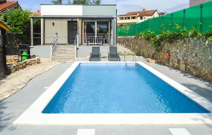 Awesome Home In Peroj - Peroj