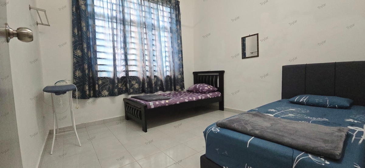 Dormitorio 3 ✅
- ️ 2 cómodas camas individuales
- Equipado con plancha y tabla de planchar.
- Configuración sencilla y acogedora
-‍‍ Apto para niños, amigos o invitados adicionales