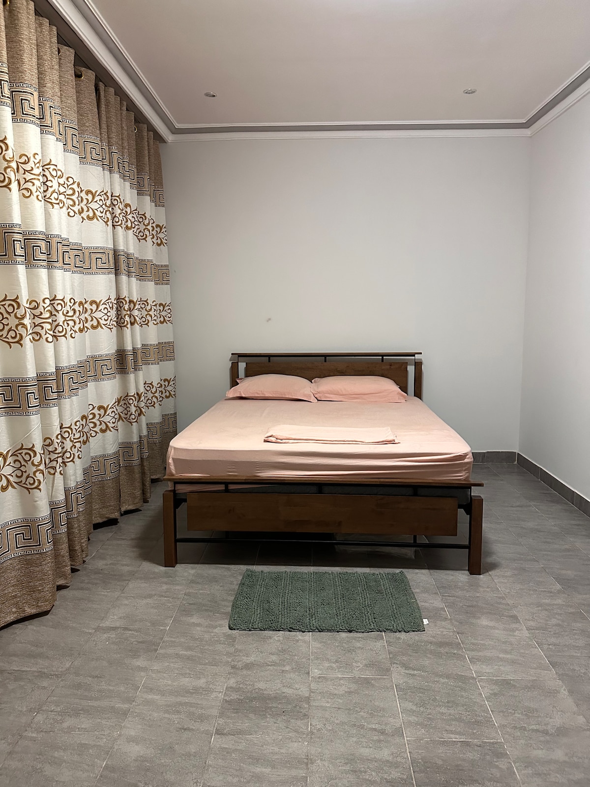 Chumba kikuu chenye sehemu ya nguo (hakipo kwenye picha). 