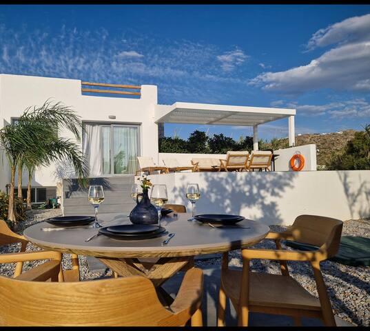 Zoe, Cycladic house with pool