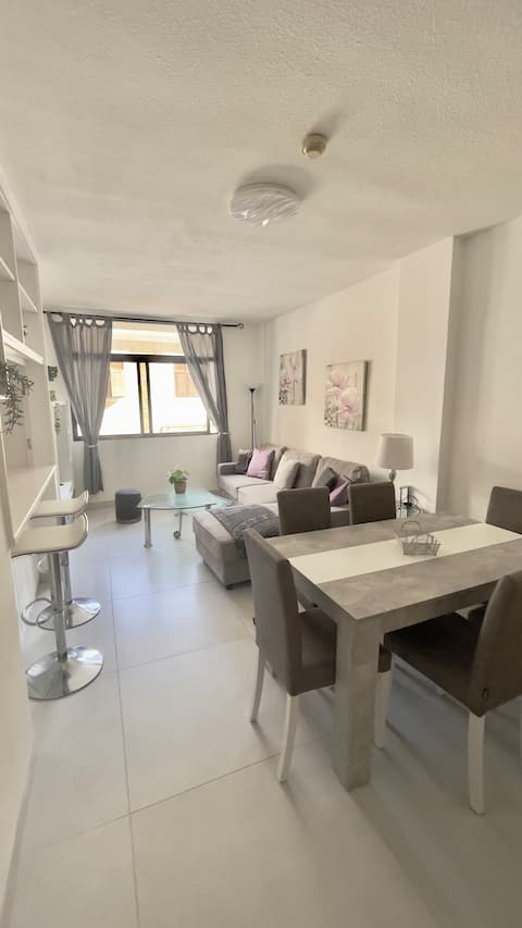 Propiedad de Airbnb exitosa: La Ola del Médano, just 30 m from the beach en Granadilla De Abona