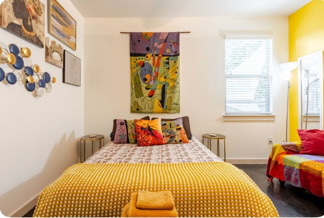 Colorful room w/bed & futon @ Vibes