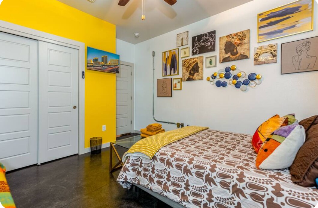 Colorful room w/bed & futon @ Vibes