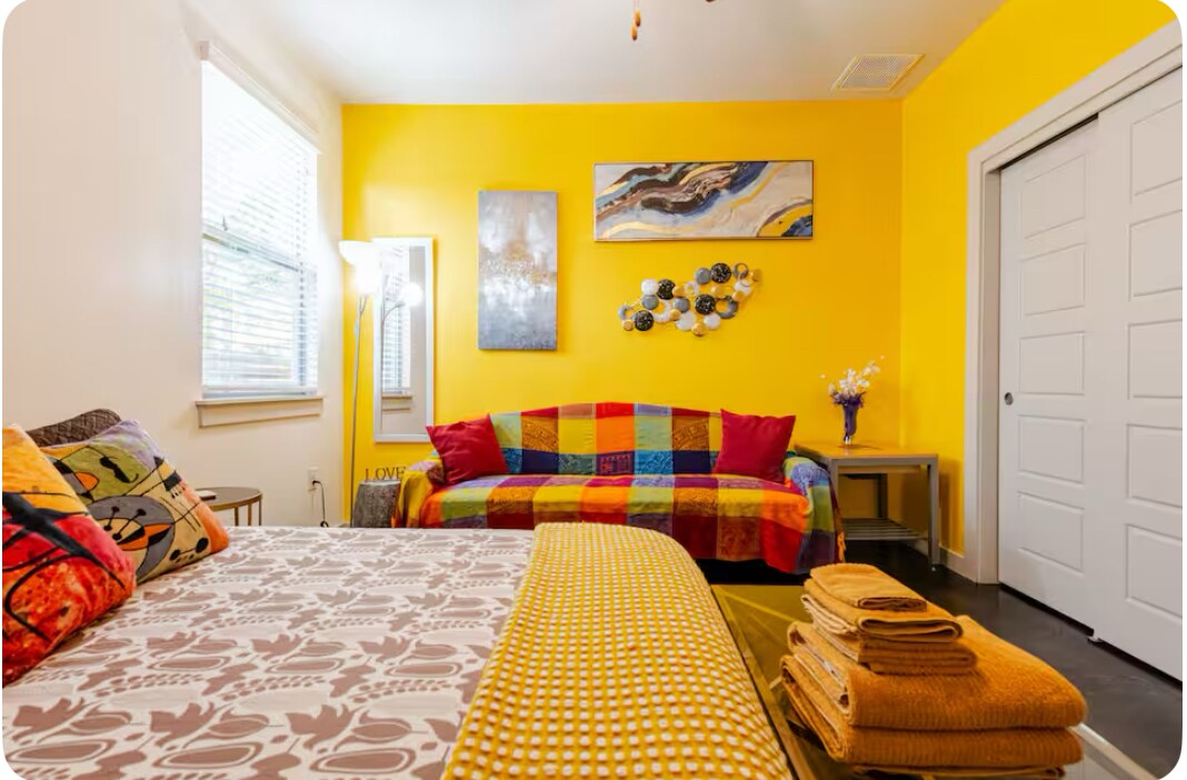 Colorful room w/bed & futon @ Vibes