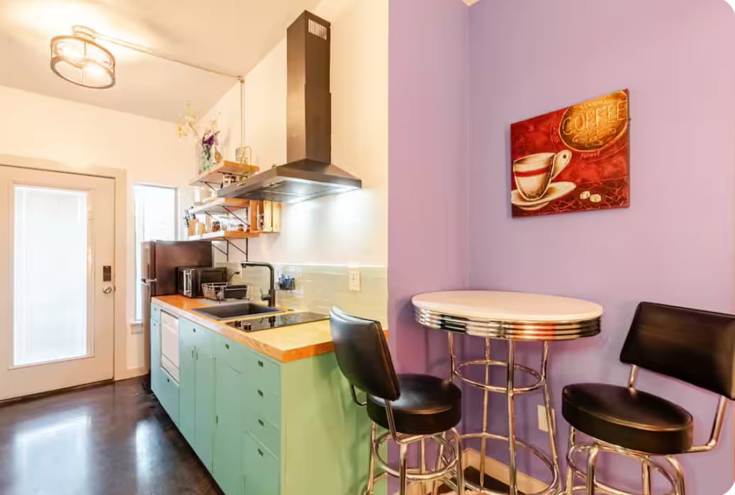 Colorful room w/bed & futon @ Vibes