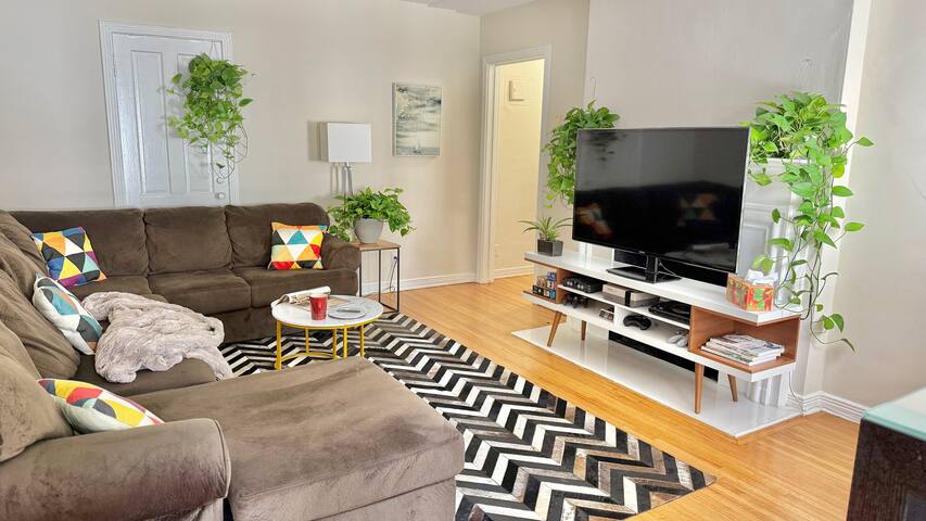 Family Comfort 1200 sqft Home () Walk to Rodeo Dr gallery image 2