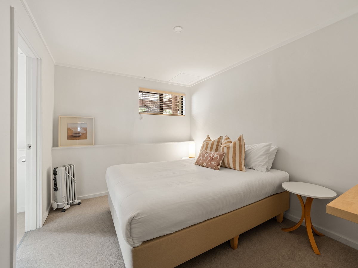 Furahia usingizi wa usiku wa kupumzika katika chumba hiki cha kulala chenye starehe, kilicho na kitanda chenye starehe na kipasha joto kwa ajili ya jioni zenye baridi.