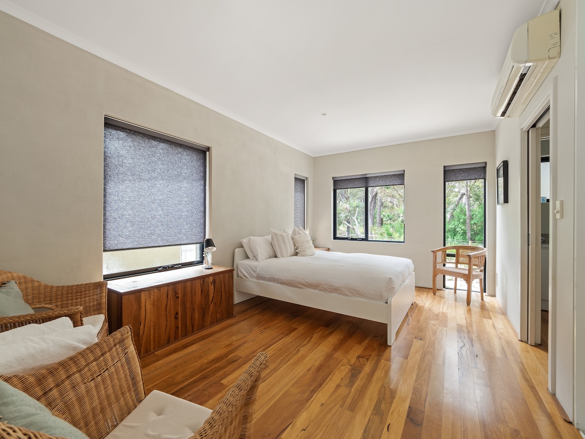 Pumzika katika chumba chetu kikuu cha kulala chenye nafasi kubwa kilicho na kitanda kikubwa, eneo la kukaa na kiyoyozi kwa ajili ya starehe yako.