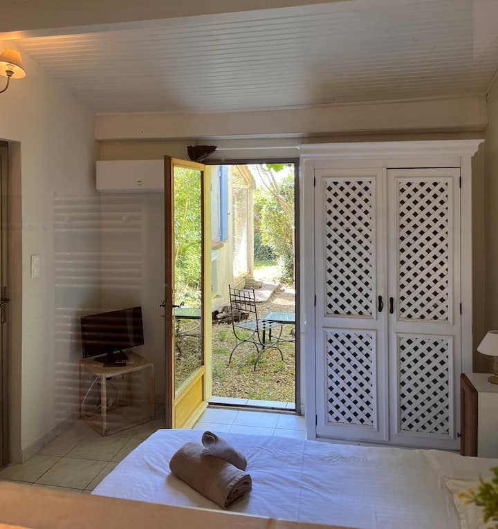 Estudio independiente con su propio cuarto de baño equipado con ducha a ras de suelo, 1 inodoro y 1 lavabo 
Acceso directo al jardín y entrada también por la casa 
