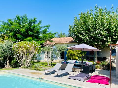 2.5 km from Lourmarin, spacious house