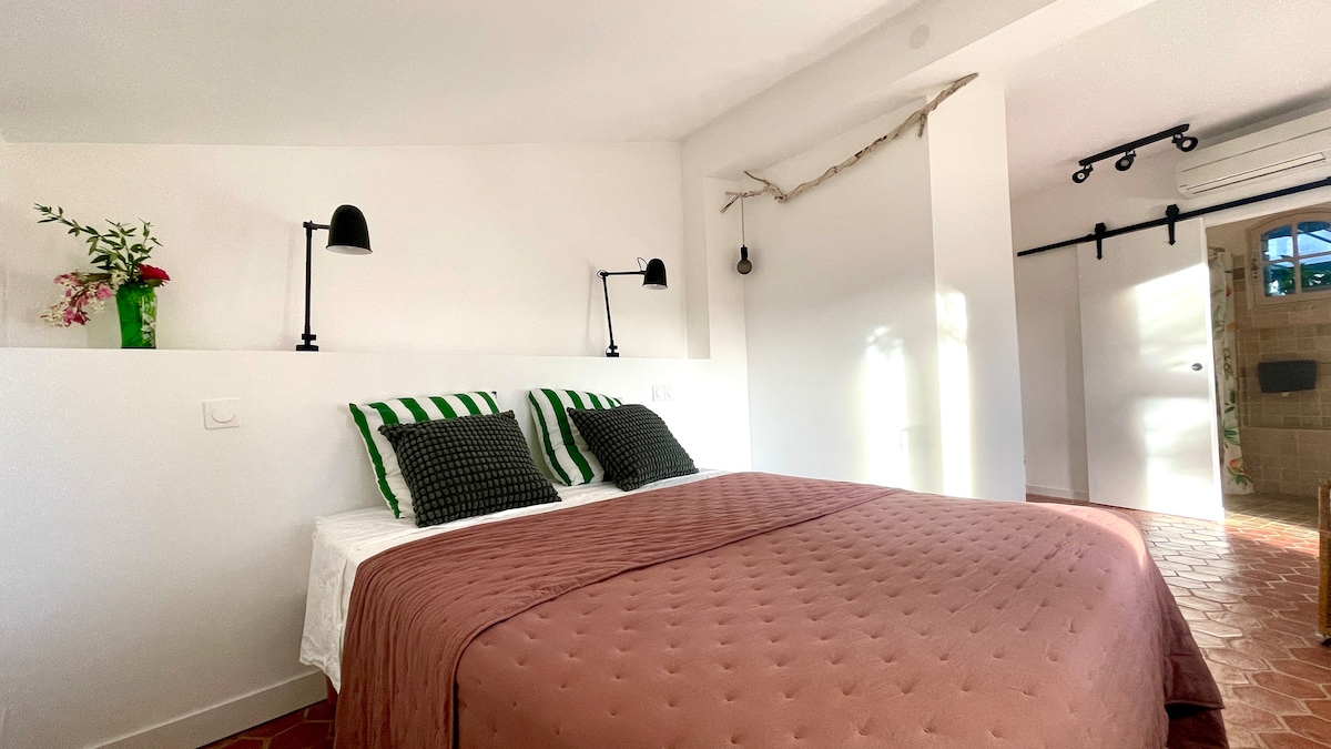 Chambre Garlaban, lit 160 x 200cm (matelas qualité hôtelière, épaisseur 30cm), tomettes, placard, climatisation, salle de bain attenante