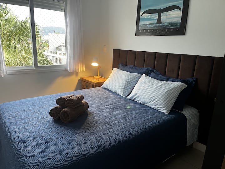 El segundo dormitorio también tiene una cama de matrimonio.