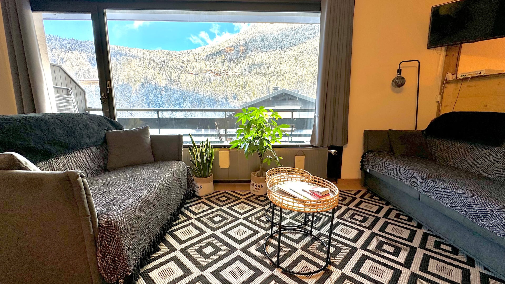 Beautiful mountain view | 2 bedrooms | parking | 5 min to slopes