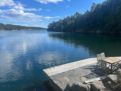 Hytte med sjøen, med egen brygge og båt