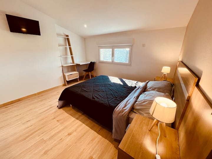 غرفة نوم 1 مع سرير مزدوج وتلفزيون ومساحة عمل وتكييف هواء.

يرجى ملاحظة أن هذه ألحفة مغسولة بعناية، وليست أغطية ألحفة.

يتم توفير المناشف.