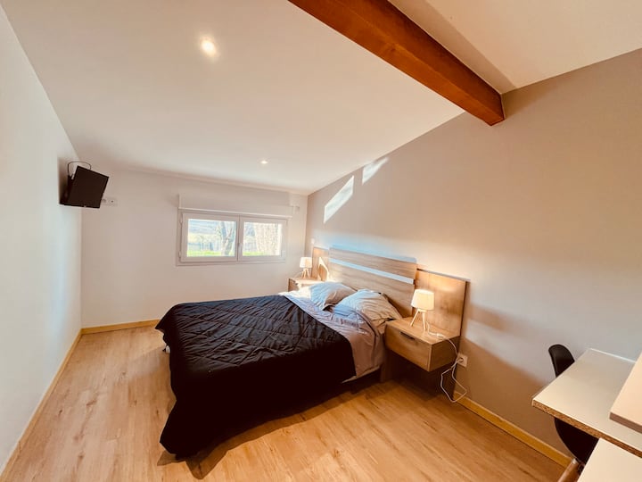 غرفة نوم 2 مع سرير مزدوج وتلفزيون ومساحة عمل وتكييف هواء.

يرجى ملاحظة أن هذه ألحفة مغسولة بعناية، وليست أغطية ألحفة.

يتم توفير المناشف.