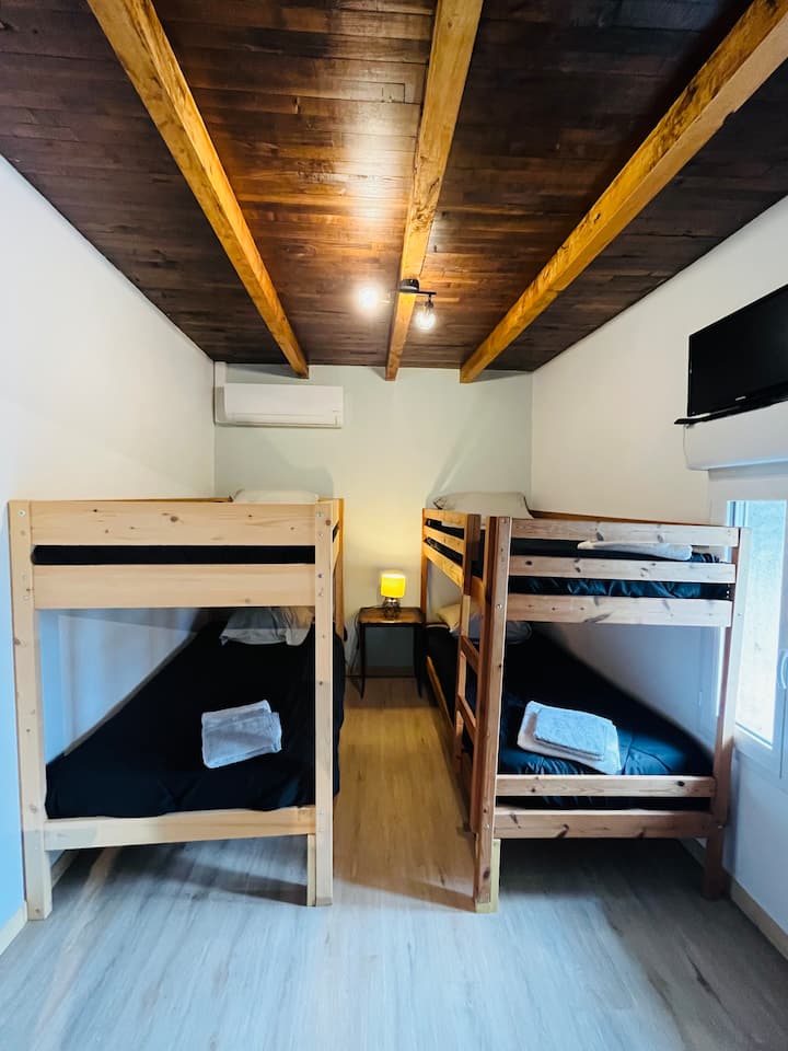 سريران بطابقين وتلفزيون ومكاتب ومكيف هواء.

يتم ترتيب الأسرّة قبل وصولك. 
يرجى ملاحظة أن هذه ألحفة مغسولة بعناية، وليست أغطية ألحفة.

يتم توفير المناشف.