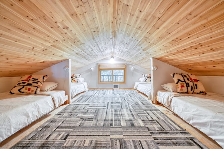 4 - Vitanda Mbili vya Ukubwa Kamili 
Kiti cha Lounger cha Bean Bag 
Ngazi za kwenda kwenye Roshani 
Vigae VYA Zulia la Flor 